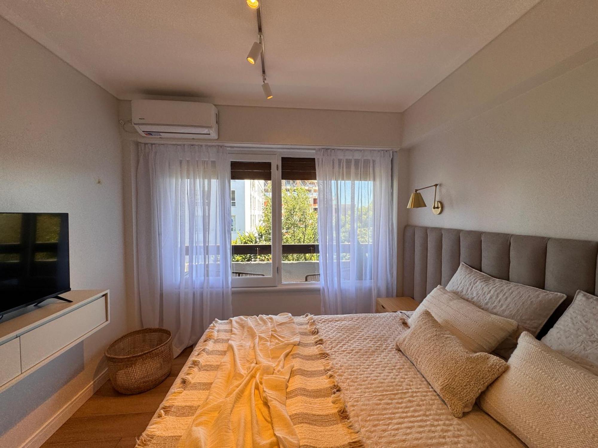 Apartamento Balcon De Playa Grande - Hermoso 2 Amb Con Cochera A La Calle- Solo Familiar